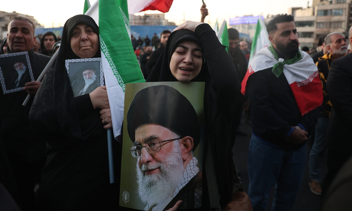Người dân Iran cầm ảnh của Lãnh tụ tối cao Ali Khamenei ở Tehran ngày 1/3. Ảnh: VCG