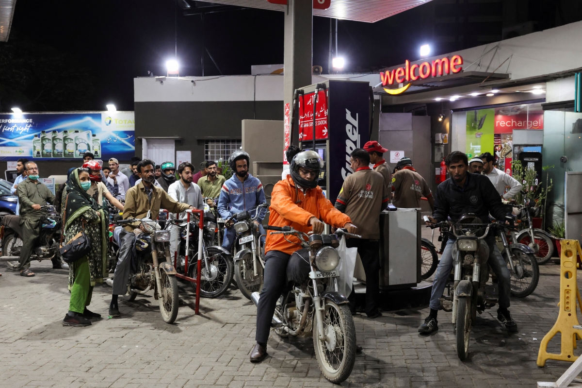 Người dân Pakistan xếp hàng mua xăng, dầu (Ảnh: Reuters)
