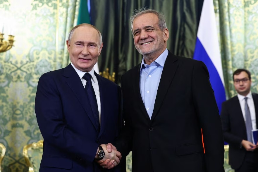 Tổng thống Vladimir Putin và Tổng thống Iran Masoud Pezeshkian. Ảnh: Reuters