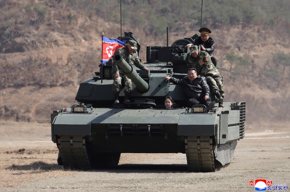 Nhà lãnh đạo Triều Tiên Kim Jong Un ngồi trên xe tăng chủ lực thế hệ mới. Ảnh: KCNA