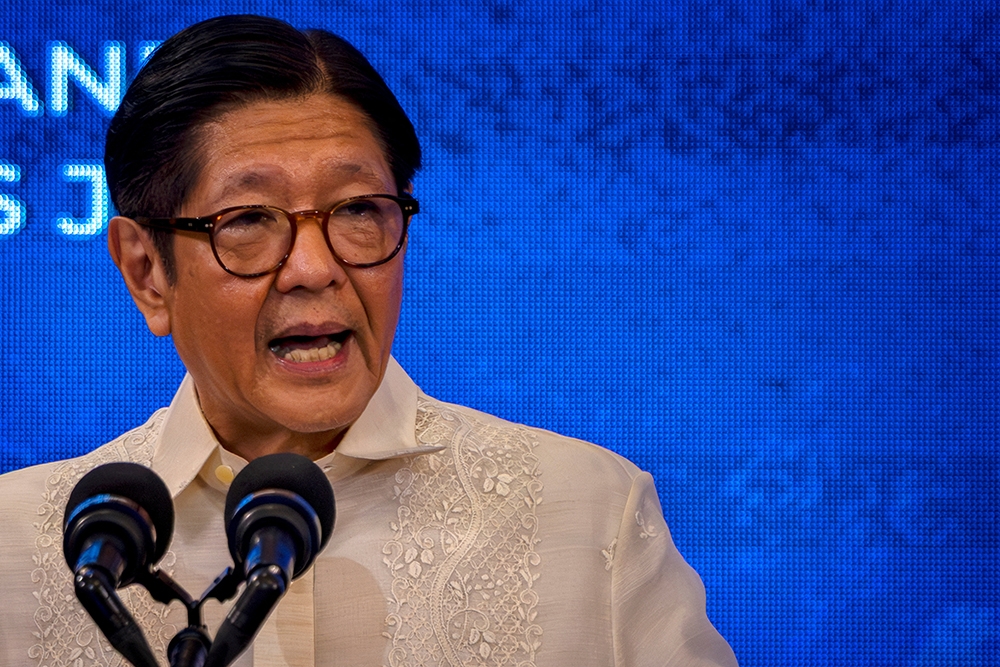 Tổng thống Philippines Ferdinand Marcos khẳng định vẫn có nguồn cung dầu sau khi hết lượng dự trữ 45 ngày. Ảnh: Reuters