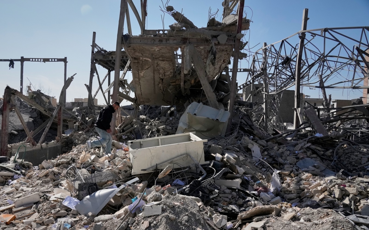 Nhà cửa đổ nát ở Tehran sau 1 đợt không kích của liên quân Mỹ - Israel. Ảnh: AP.