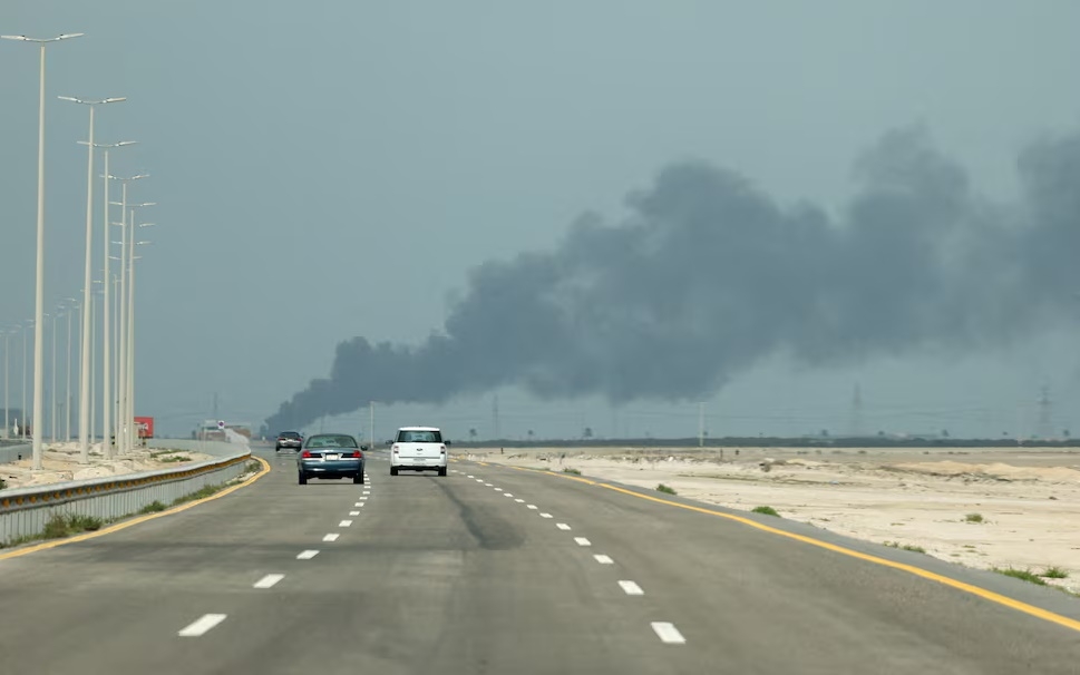 Khói bốc lên từ nhà máy lọc dầu Ras Tuna của Saudi Arabia sau khi nơi này bị UAV Iran tập kích. Ảnh: Reuters.