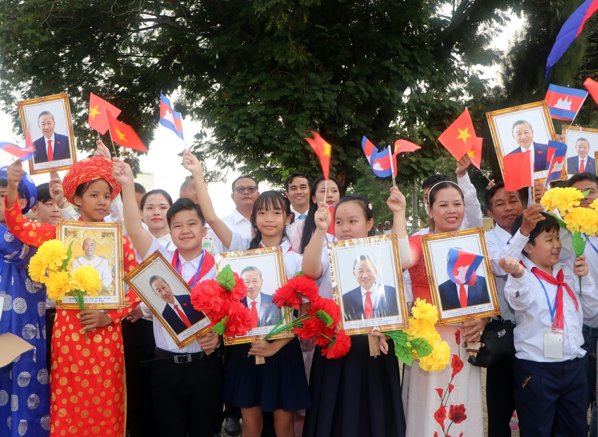 Cộng đồng bà con Việt kiều vui mừng chào đón TBT Tô Lâm sang thăm và làm việc tại Campuchia