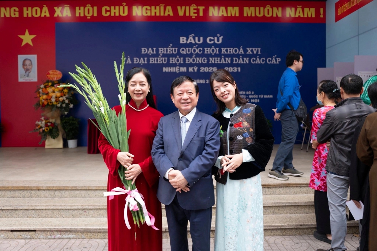 Vợ chồng nghệ sĩ Chiều Xuân - nhạc sĩ Đỗ Hồng Quân hân hoan khi ngày bầu cử Đại biểu Quốc hội khóa 16 và Đại biểu HĐND các cấp nhiệm kỳ 2026 - 2031 trùng với dịp kỷ niệm ngày cưới.