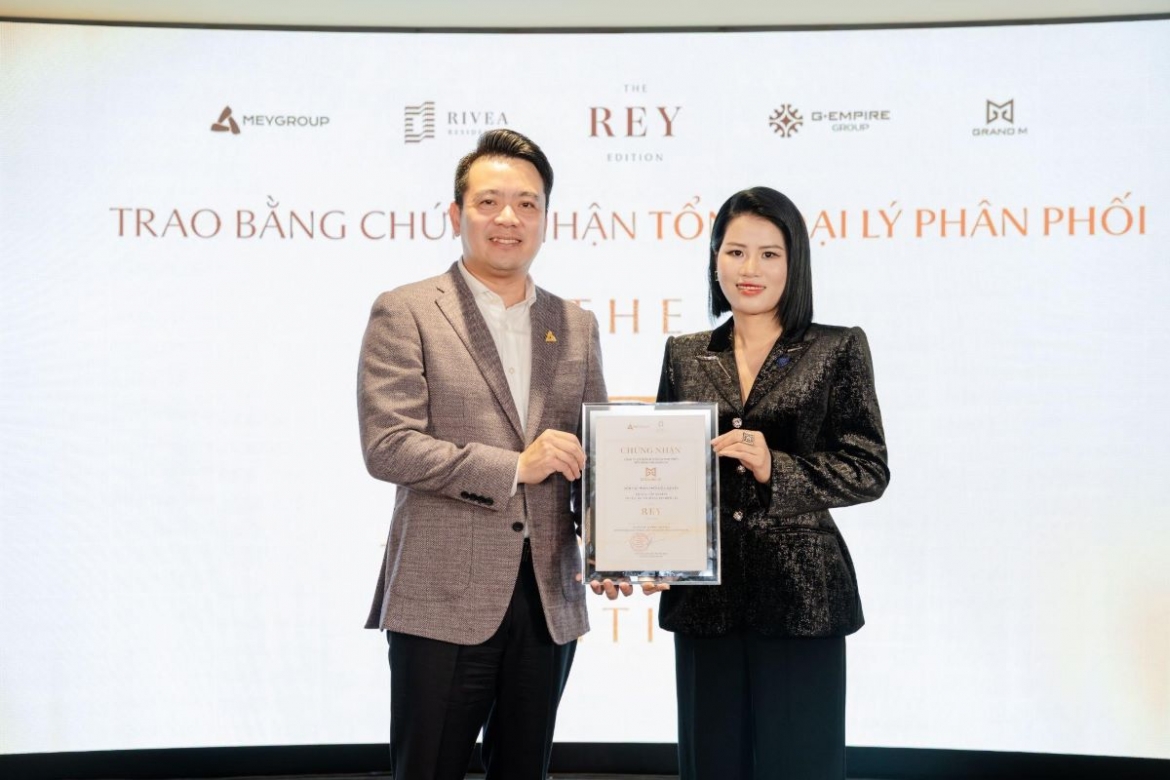Đại diện chủ đầu tư trao bằng chứng nhận Tổng Đại lý phân phối (Ảnh: Grand M)