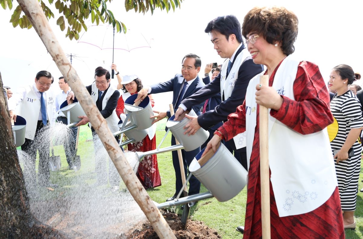 Các đại biểu trồng cây xanh trong khuôn viên dự án