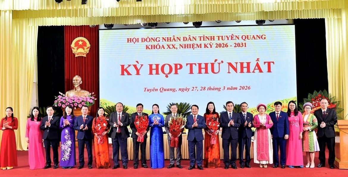 Ông Hầu A Lềnh – Bí thư Tỉnh ủy Tuyên Quang cùng các đồng chí Thường trực Tỉnh ủy tặng hoa chúc mừng các đồng chí lãnh đạo HĐND tỉnh, lãnh đạo các Ban HĐND tỉnh khóa XX