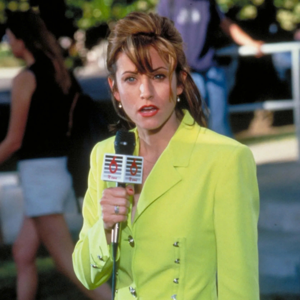 Courteney Cox là một trong những gương mặt nổi bật khác của “Scream”. Trong phần phim đầu tiên, cô vào vai Gale Weathers – nữ phóng viên tham vọng chuyên săn tin về các vụ án mạng. Dù ban đầu gây nhiều tranh cãi với cảnh sát và các nạn nhân, Gale dần trở thành nhân vật quan trọng khi hỗ trợ Sidney Prescott trong cuộc đối đầu với Ghostface.