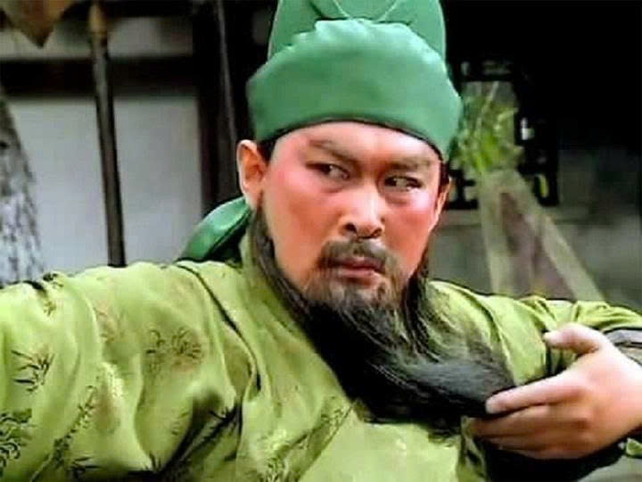 Quan Vũ được miêu tả với hàng loạt đặc điểm đặc biệt như: khuôn mặt đỏ, mắt phượng mày tằm, râu dài hai thước...