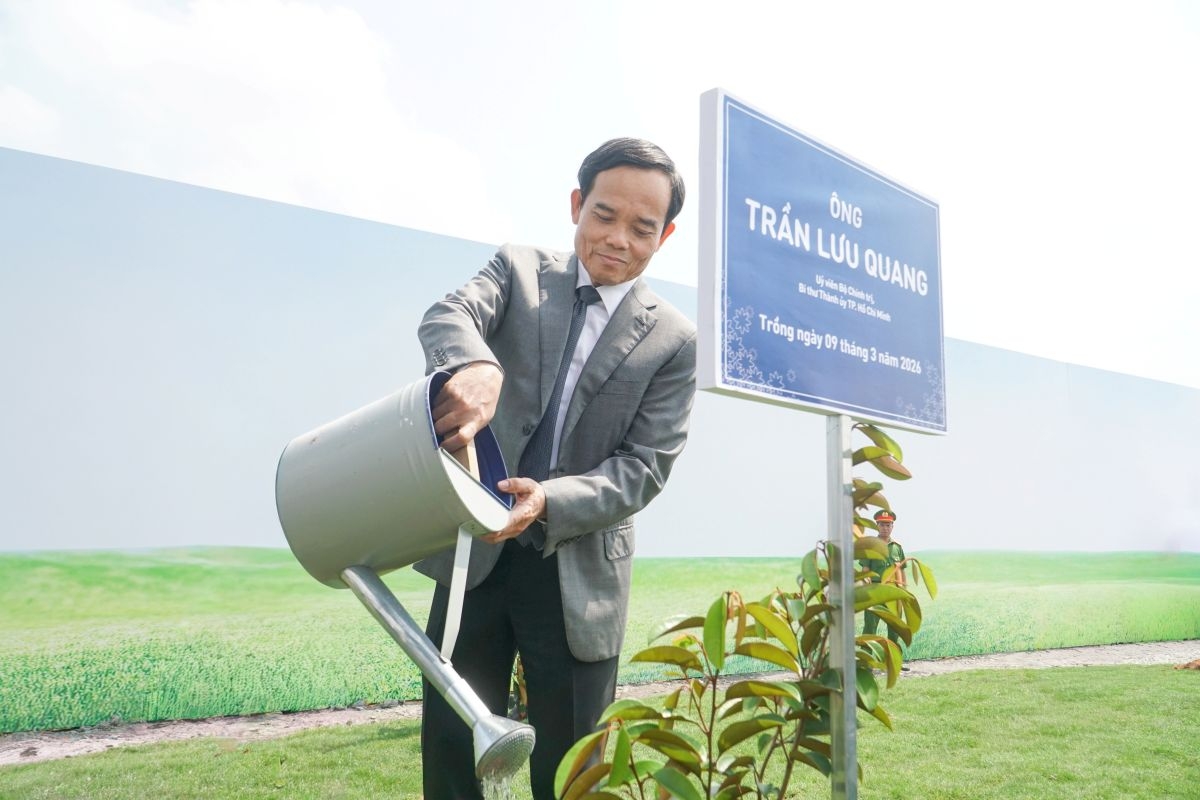 Uỷ viên Bộ Chính trị, Bí thư Thành ủy TP. Hồ Chí Minh Trần Lưu Quang tham gia Chương trình Tết trồng cây đời đời nhớ ơn Bác Hồ