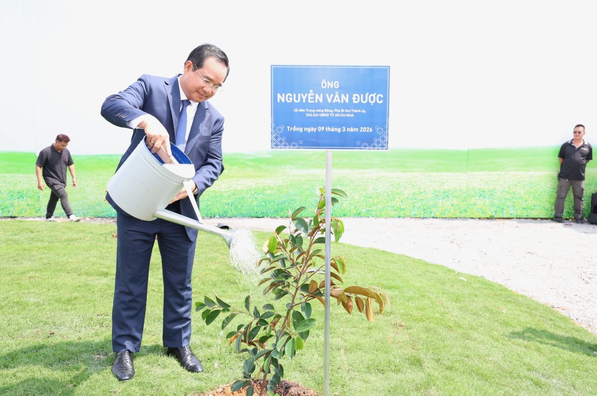 Chủ tịch UBND TP. Hồ Chí Minh Nguyễn Văn Được trồng cây xanh lưu niệm trong khuôn viên dự án