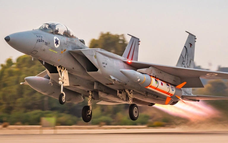 Máy bay chiến đấu F-15 mang theo tên lửa Blue Sparrow. Ảnh: Lực lượng phòng vệ Israel. 