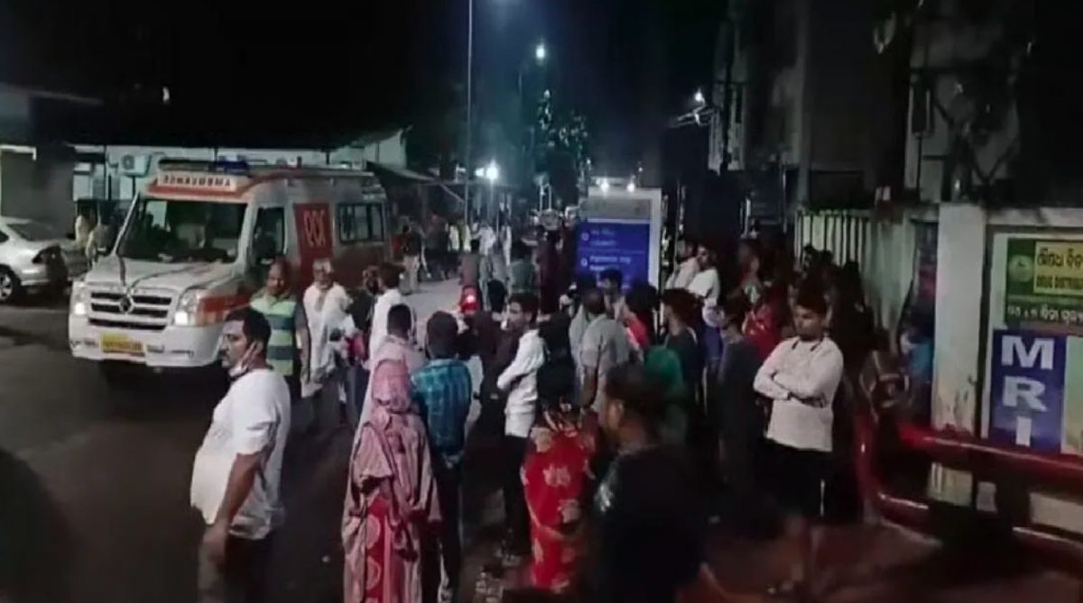 Người dân Ấn Độ đứng gần hiện trường vụ cháy. Ảnh: ANI