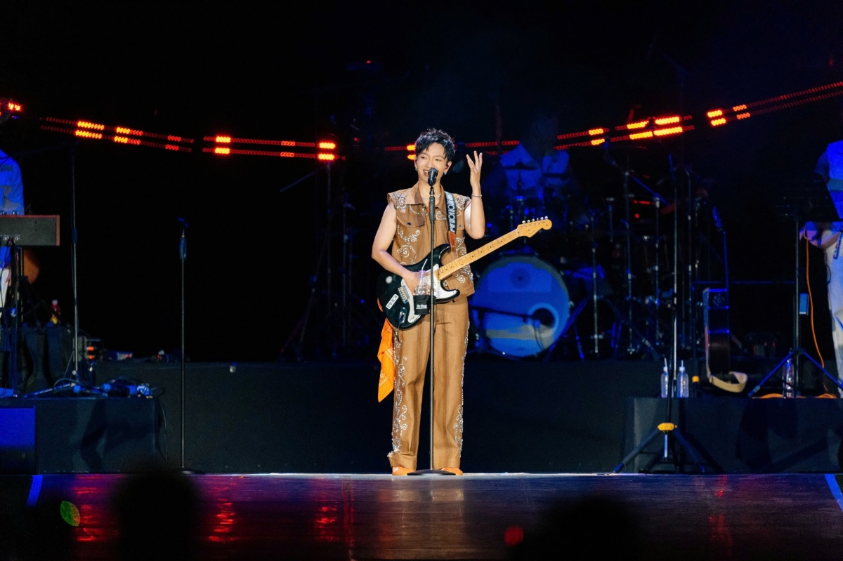 Khoảnh khắc Hoàng Dũng khoe nhẫn cưới trên sân khấu