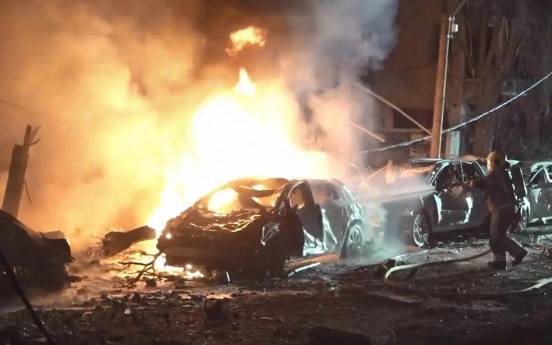 Hậu quả một vụ tập kích tên lửa Iran vào thành phố Tel Aviv (Israel). Ảnh: AP.