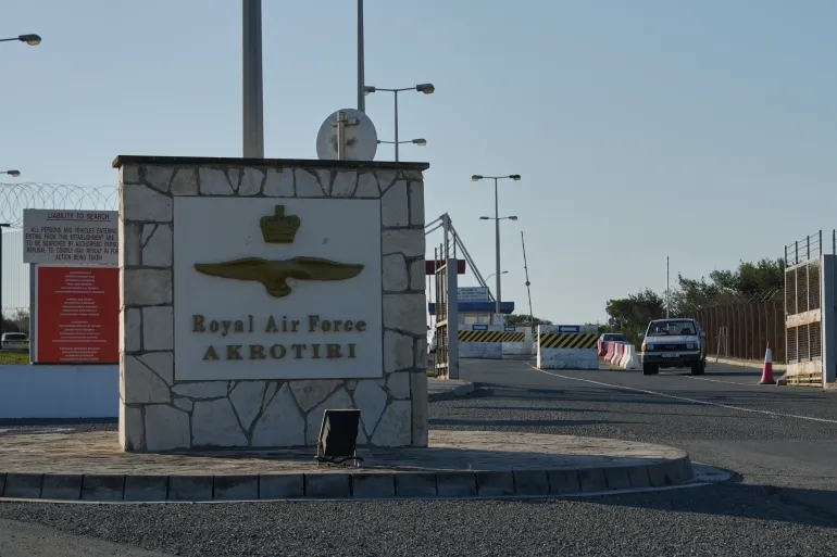 Căn cứ không quân Hoàng gia Anh (RAF) Akrotiri tại Cyprus sau khi bị máy bay không người lái tấn công ngày 2/3/2026. (Ảnh: AP)