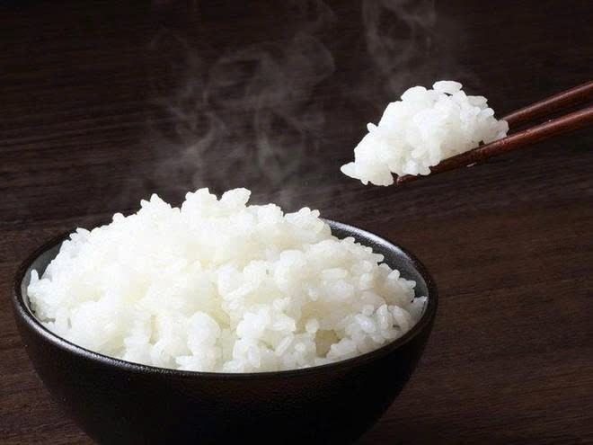 Thay vì loại bỏ cơm khỏi bữa tối, điều quan trọng là kiểm soát khẩu phần, chọn thời điểm phù hợp và cân đối dinh dưỡng