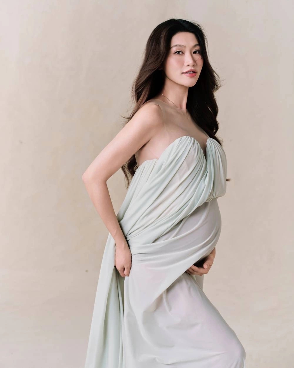 Quỳnh Châu chia sẻ loạt ảnh mới trên trang cá nhân nhằm lưu lại kỷ niệm trong giai đoạn mang thai. Cô cho biết đã chụp nhiều bộ hình để ghi dấu vóc dáng ở các thời điểm, nhưng những bức ảnh tháng cuối thai kỳ mang ý nghĩa đặc biệt hơn cả.