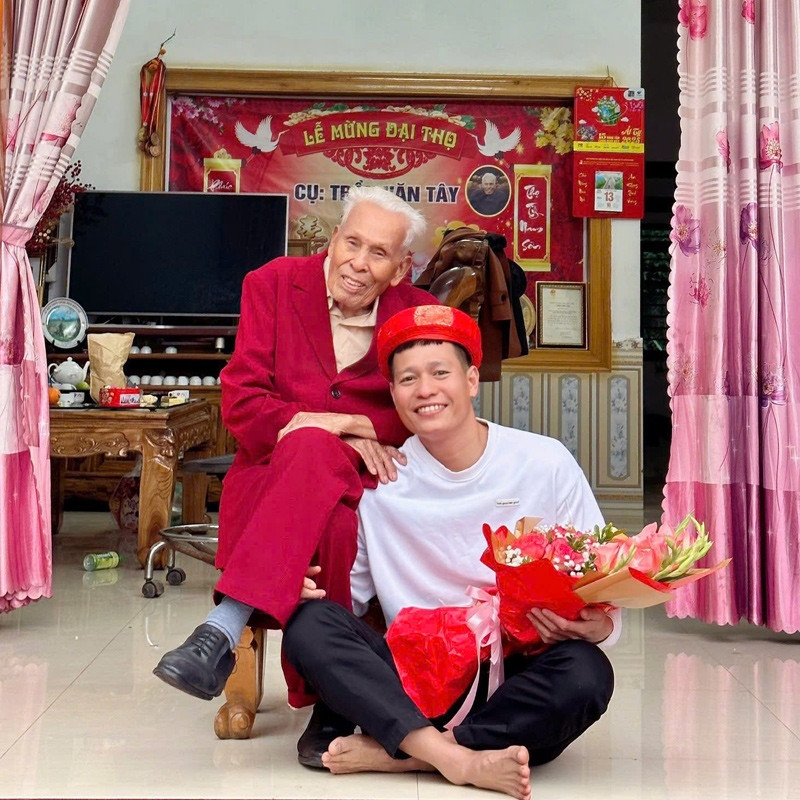 Anh Thiện chụp ảnh kỷ niệm cùng ông nội trong lễ mừng thọ 103 tuổi của ông.