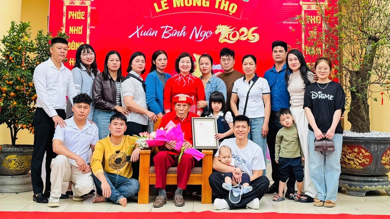 Cụ Tây bên con cháu trong lễ mừng thọ 103 tuổi 