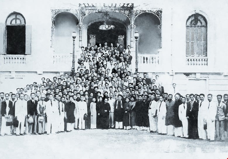 Các đại biểu dự Kỳ họp thứ nhất, Quốc hội khóa I tại Nhà hát Lớn Hà Nội. (Ảnh: Tư liệu TTXVN)