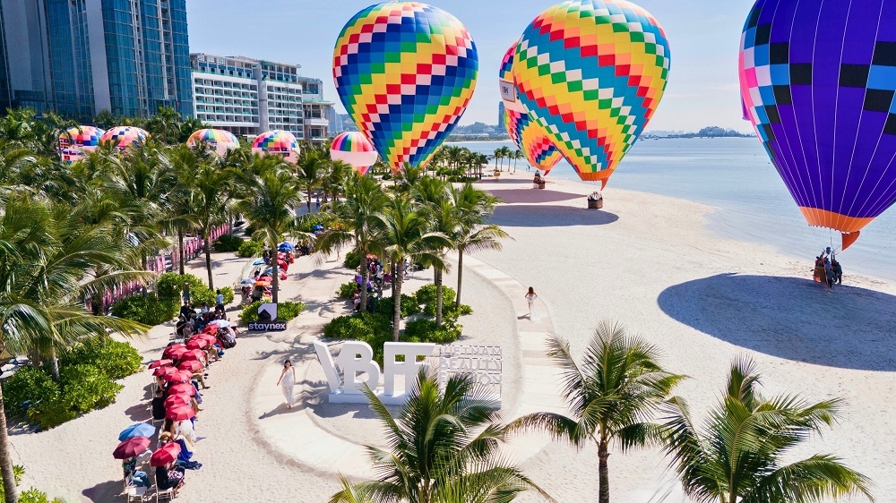 Trình diễn thời trang tại bãi biển trung tâm quảng trường khu đô thị Halong Marina (Ảnh: BIM Group)