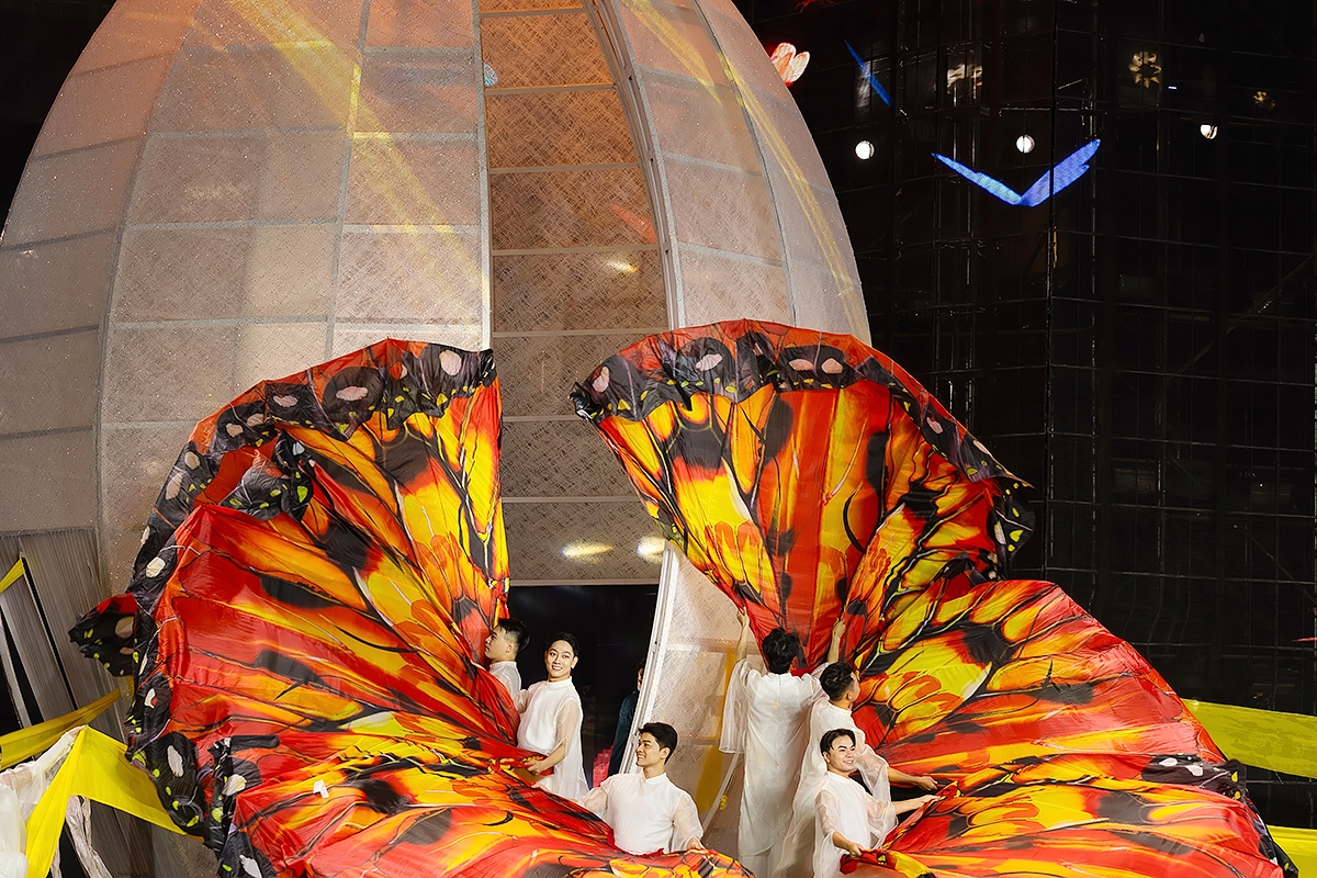 Không gian đêm khai mạc Lễ hội Áo dài TP. HCM 2026 do đạo diễn Hoàng Nhật Nam dàn dựng, góp phần tôn vinh áo dài như một biểu tượng văn hóa trong đời sống đương đại và tiến trình hội nhập.