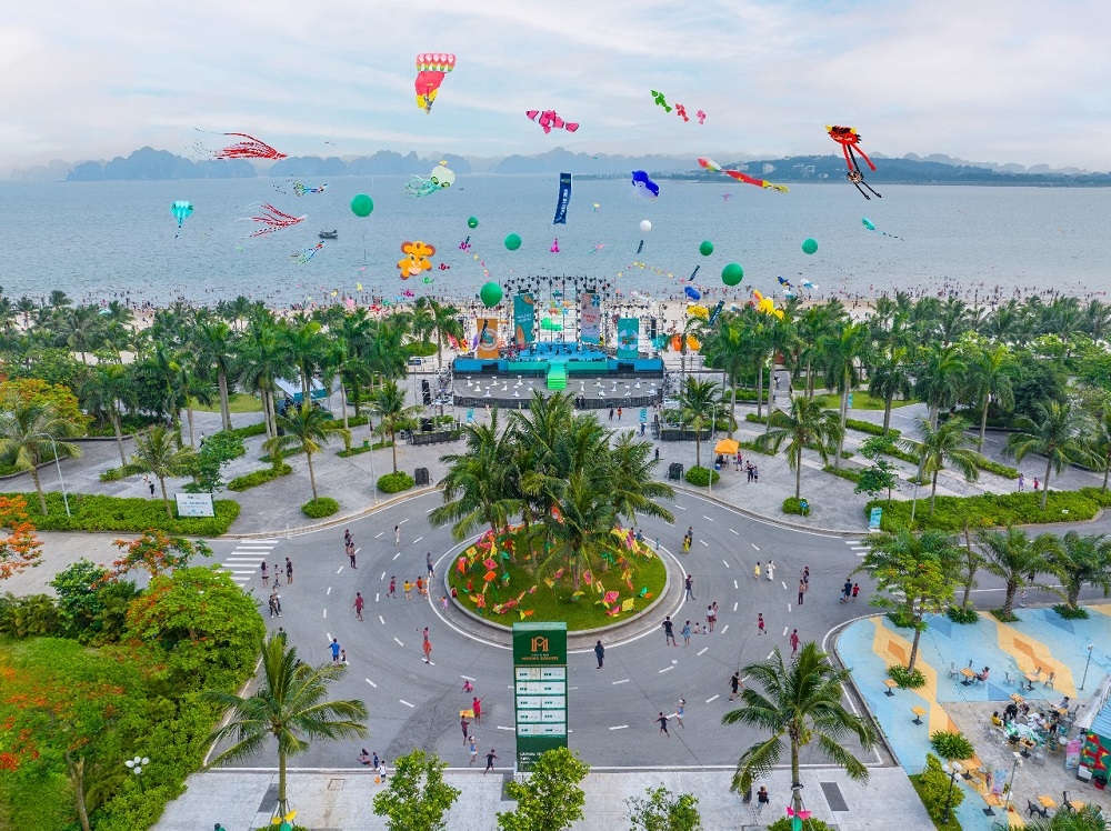 Trục phố đi bộ thương mại dẫn ra quảng trường biển và bãi tắm tại Halong Marina (Ảnh: BIM Group)