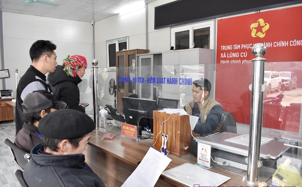 Người dân đến Trung tâm PVHCC xã Lũng Cú thực hiện thủ tục hành chính, thuận tiện và nhanh chóng