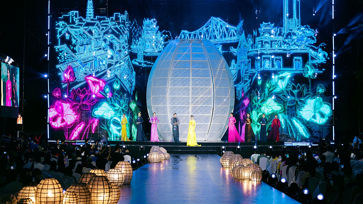 Các thiết kế trong bộ sưu tập “Việt Nam Gấm Hoa – Di sản Bắc Bộ” của NTK Đỗ Trịnh Hoài Nam xuất hiện trên sân khấu khai mạc Lễ hội Áo dài TP.HCM 2026, nơi cảm hứng từ nghệ thuật tranh đá quý Yên Bái được chuyển hóa thành ngôn ngữ thiết kế áo dài.