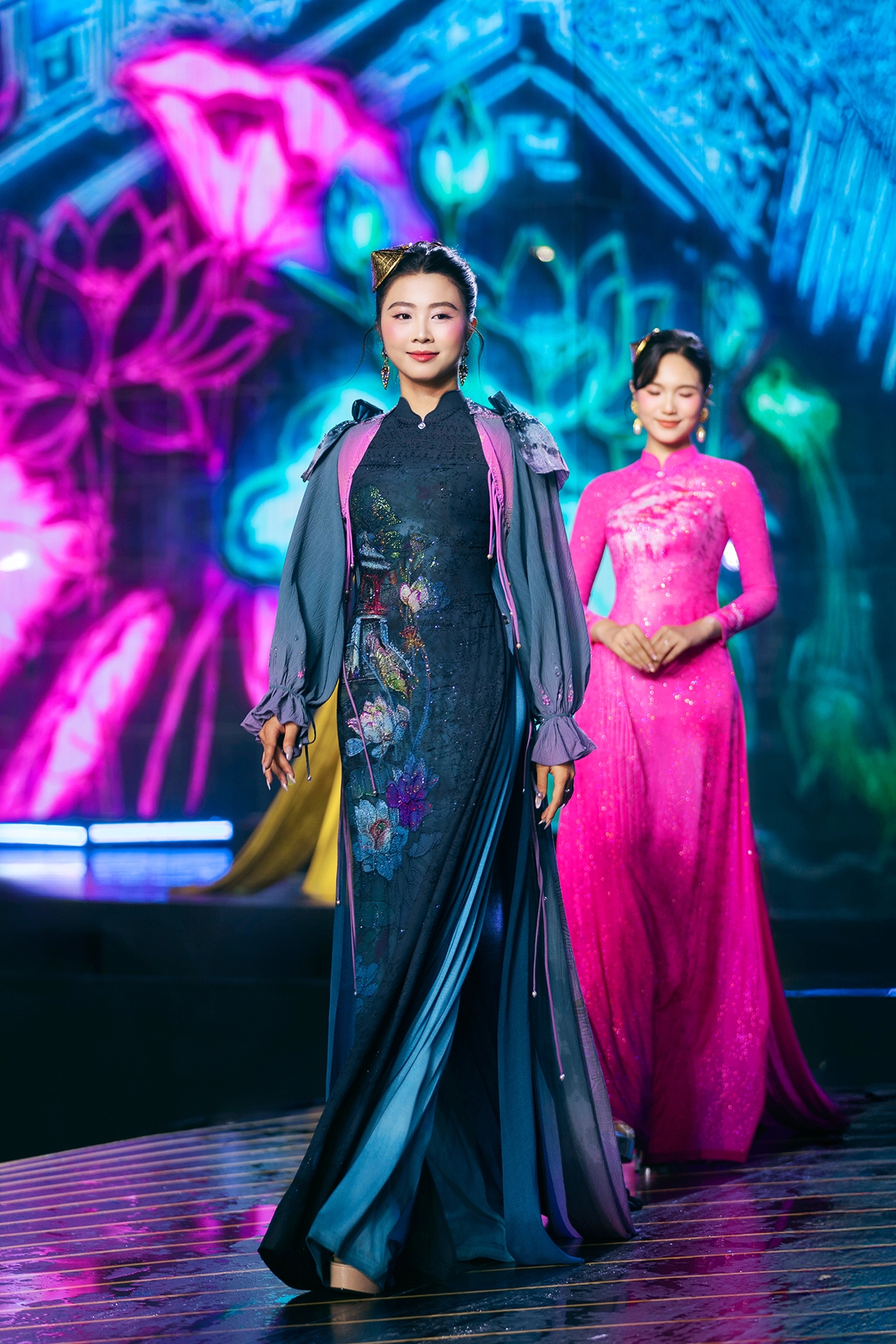 Hình ảnh các di sản Bắc Bộ được tái hiện trên tà áo dài bằng kỹ thuật thêu đính đá và pha lê, gợi liên tưởng tới nghệ thuật ghép tranh đá quý truyền thống.