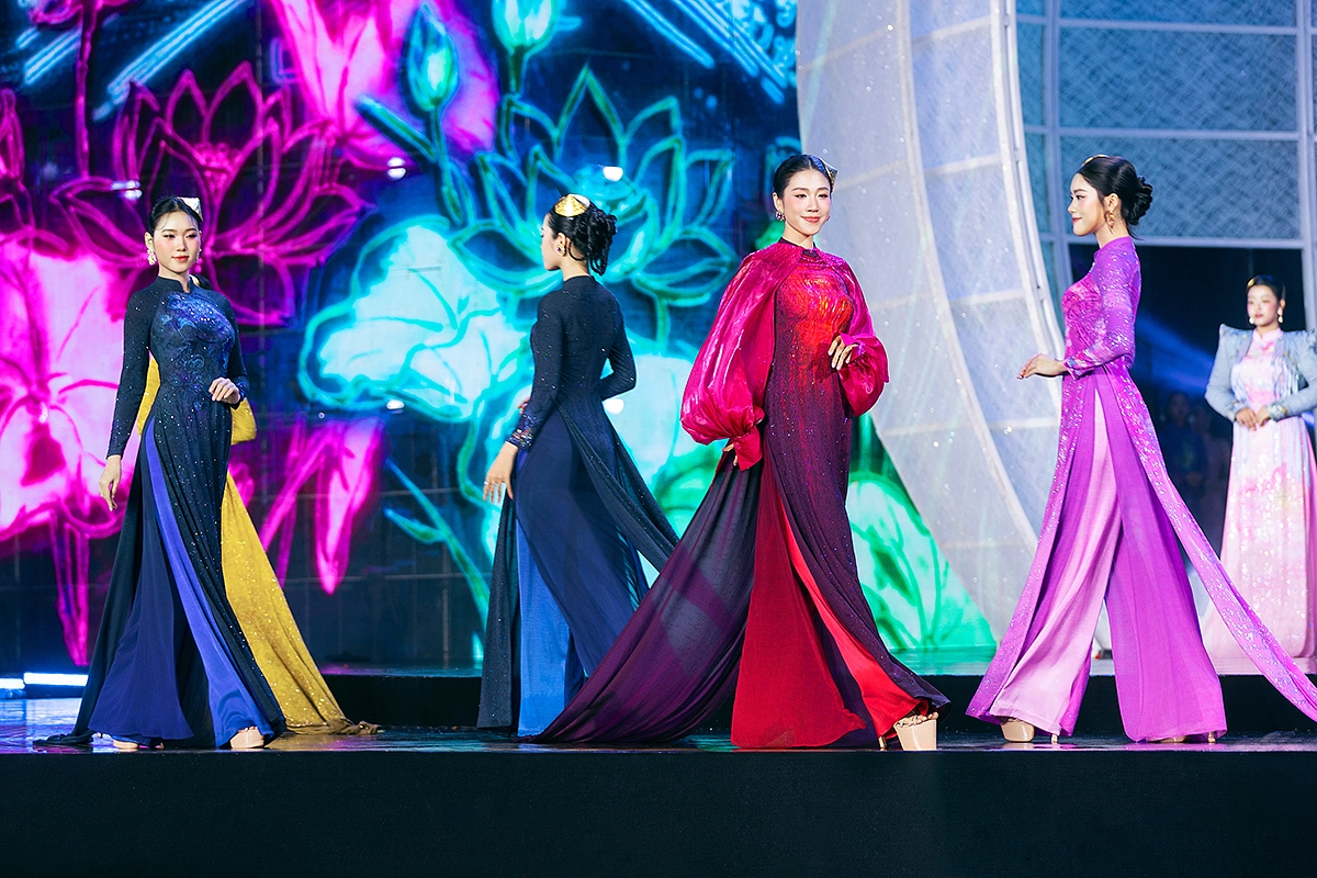 Bộ sưu tập cho thấy sự kết nối giữa cảm hứng tranh đá quý Yên Bái và kỹ thuật thêu truyền thống của các nghệ nhân Thường Tín.