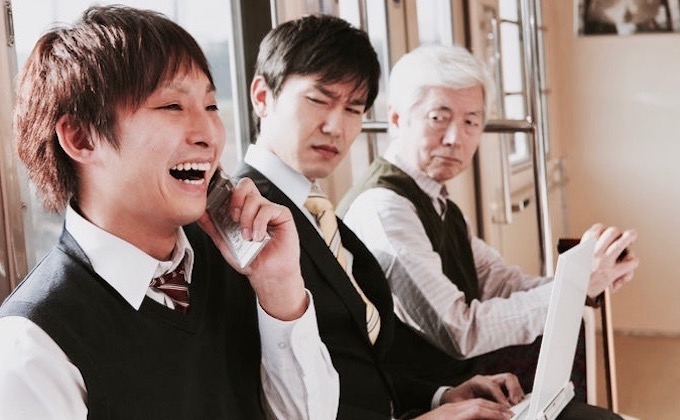 Tại Nhật Bản, hành vi nói chuyện điện thoại trên tàu điện ngầm bị xem là thô lỗ. (Ảnh: JPTimes)