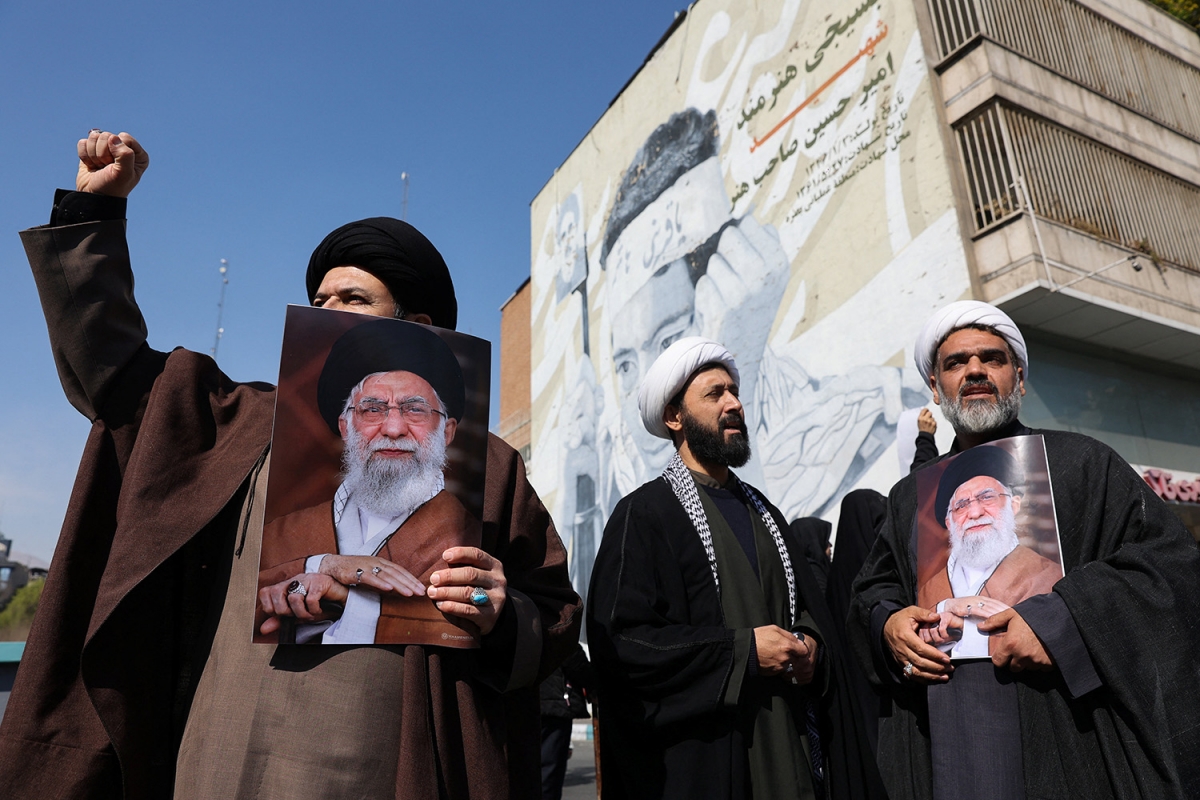 Những người biểu tình cầm hình ảnh của Lãnh tụ Tối cao Iran quá cố Ali Khamenei trong một cuộc tuần hành phản đối Israel và Mỹ tại Tehran, Iran, ngày 6/3/2026. Ảnh: WANA/Reuters