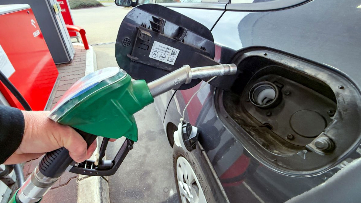 Ba Lan sẽ giảm thuế VAT đối với nhiên liệu từ 23% xuống còn 8% - Ảnh minh họa: PAP