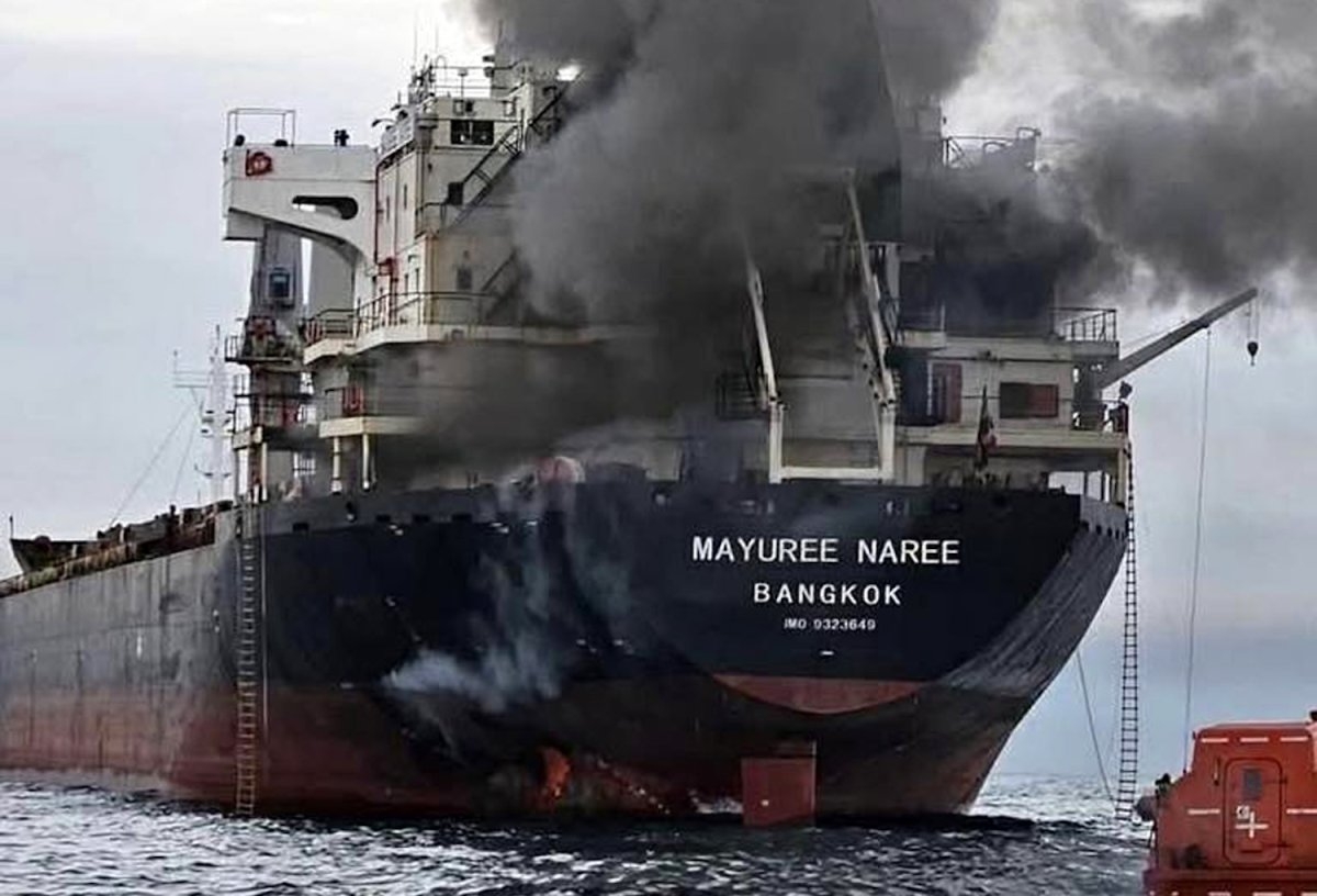 Tàu chở hàng Thái Lan Mayuree Naree bốc cháy. Nguồn: Công ty Precious Shipping (đơn vị quản lý và vận hành tàu Mayuree Naree)
