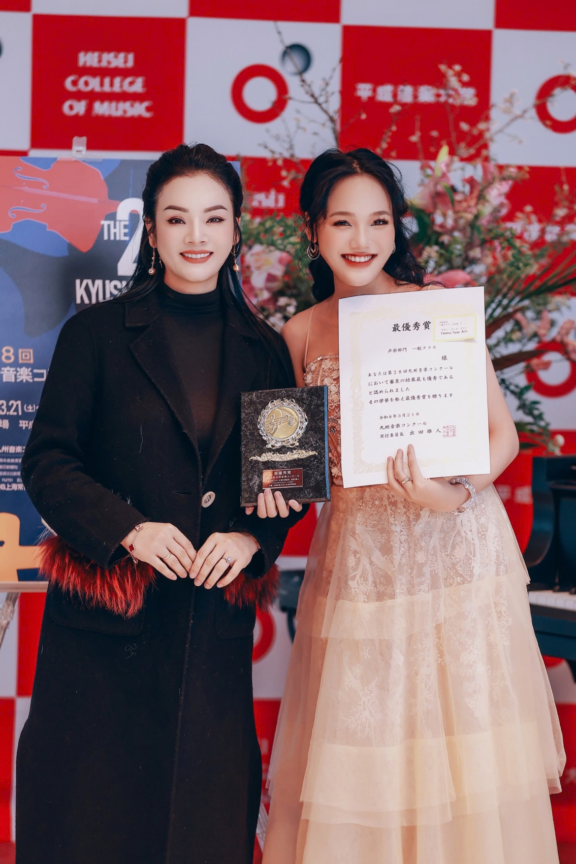PGS.TS.NSƯT Tân Nhàn và học trò Dương Ngọc Ánh giải Nhất.