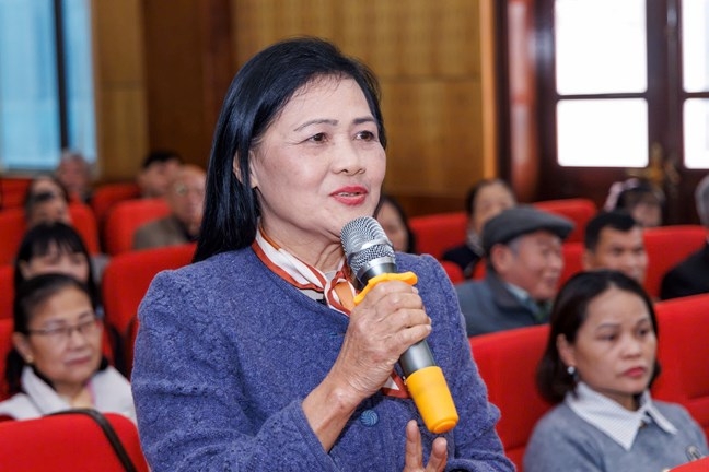 Cử tri phát biểu ý kiến tại hội nghị. Ảnh: Quang Vinh