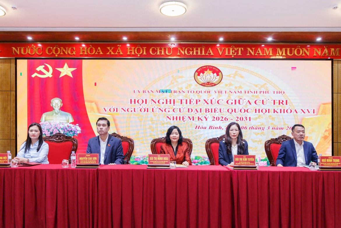 Chủ tịch Ủy ban Trung ương MTTQ Việt Nam Bùi Thị Minh Hoài cùng các ứng cử viên chủ trì hội nghị. Ảnh: Quang Vinh
