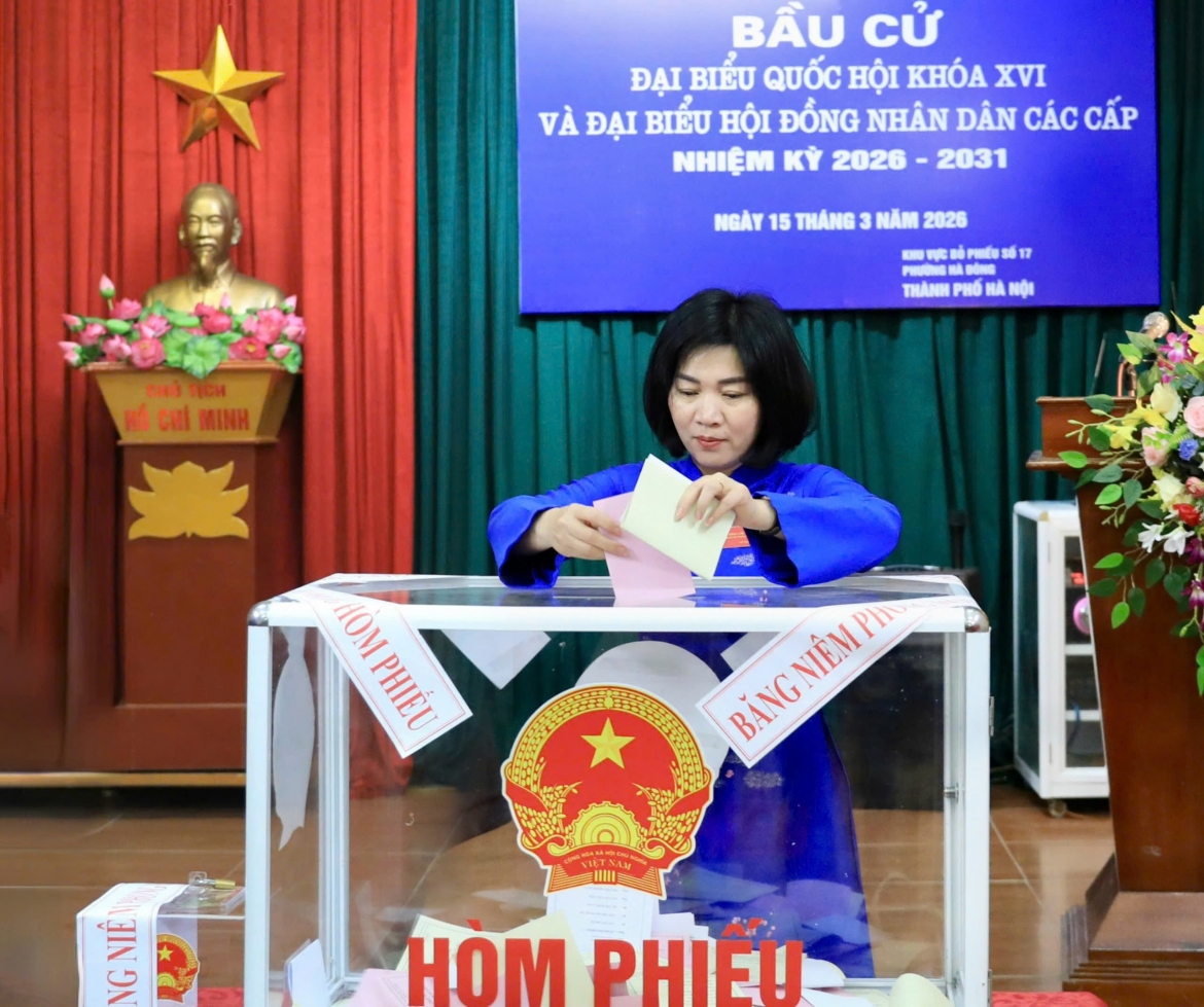 Phó Bí thư Thành ủy, Chủ tịch Hội đồng nhân dân, Chủ tịch Ủy ban Bầu cử thành phố Hà Nội - bà Phùng Thị Hồng Hà đã tham gia bỏ phiếu tại nơi cư trú (Ảnh: Quang Thái)