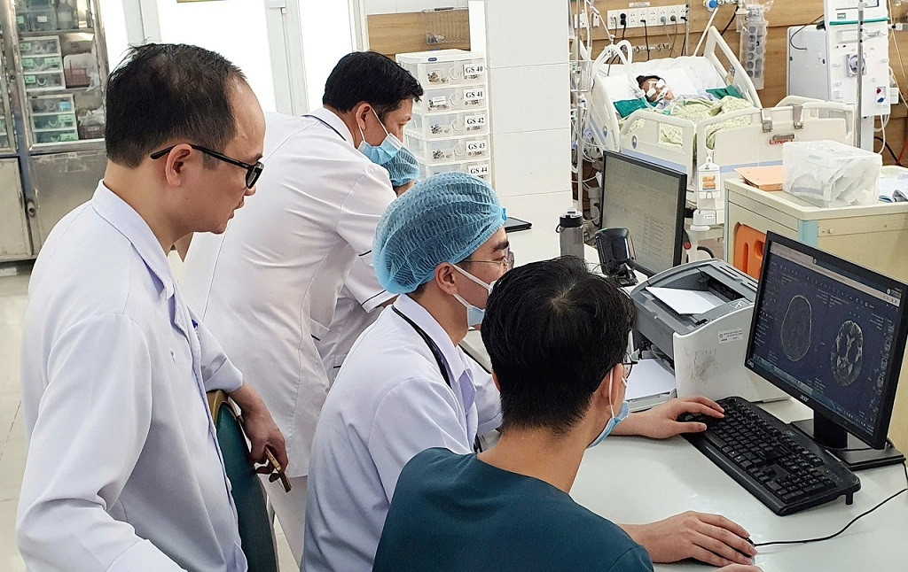 Các bác sĩ Bệnh viện Bạch Mai (Hà Nội) đang làm việc. (Ảnh: Thế Anh)
