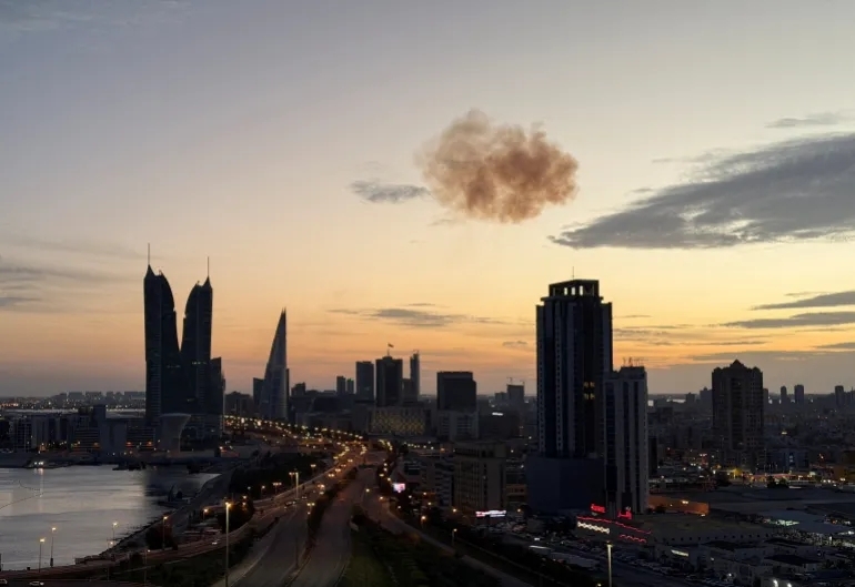 Khói bốc lên sau khi một UAV của Iran bị đánh chặn trên bầu trời khu tháp Bahrain Financial Harbour ở thủ đô Manama. (Ảnh: Reuters)