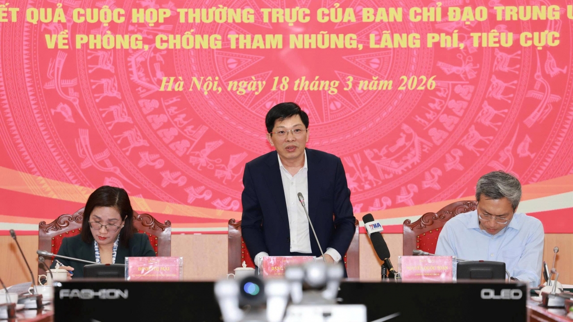  Phó Trưởng Ban Nội chính Trung ương Đặng Văn Dũng thông tin tại cuộc họp. Ảnh: Đặng Phước