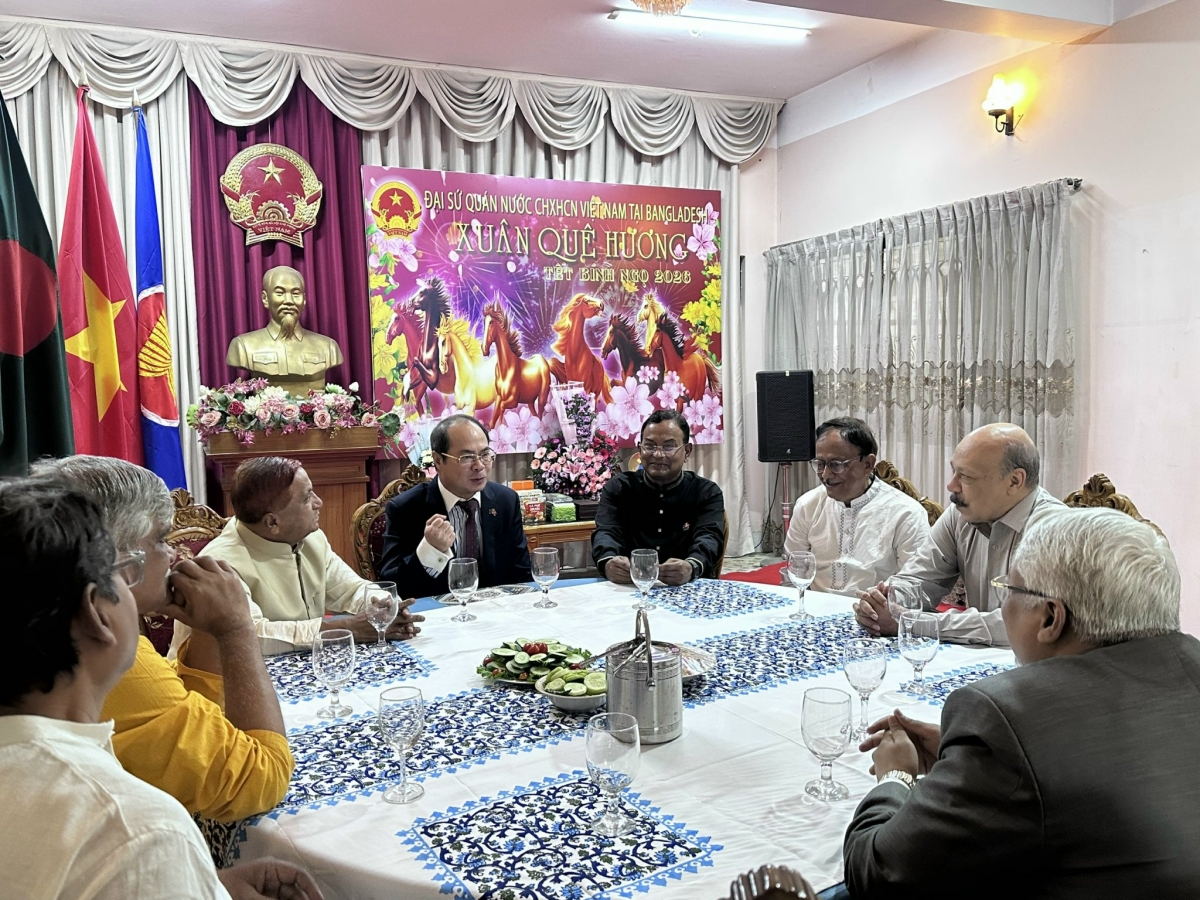 Đại sứ Nguyễn Mạnh Cường trao đổi với các vị khách quý Bangladesh tại Xuân Quê hương 2026