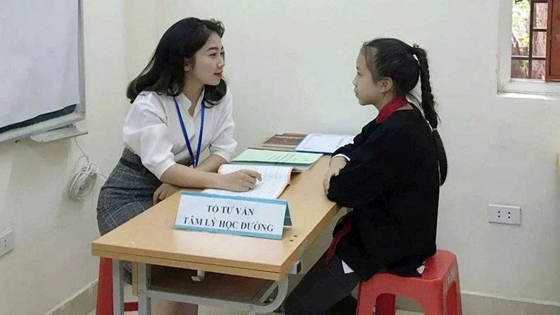 Tư vấn học đường tại Trường tiểu học Trần Nhật Duật (Hà Nội). Ảnh: langsontv