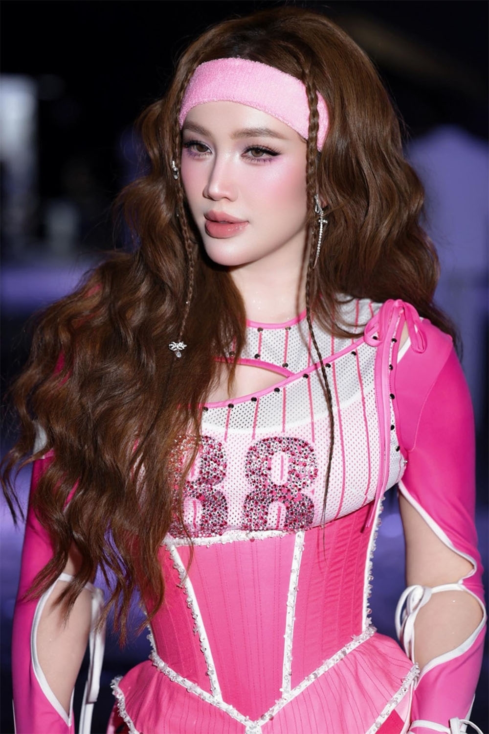 Ca sĩ Bảo Thy hài hước tâm sự đi ngủ lúc 8 giờ tối vì quá mệt, bày tỏ ngỡ ngàng khi nhìn lại chặng đường dài đã đến với sự kiện tầm cỡ quốc tế. 