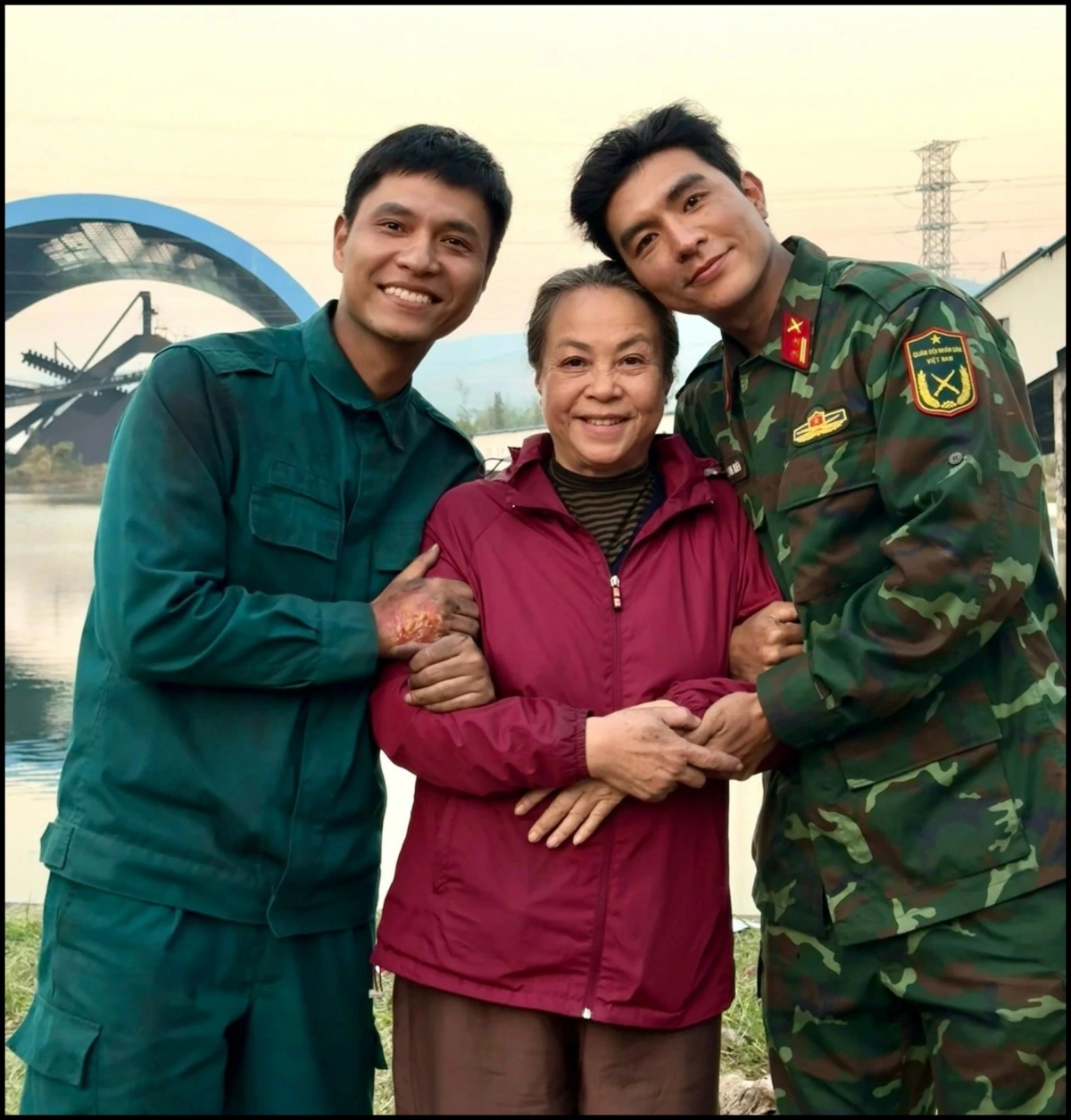 Thời gian qua, Tô Dũng (ngoài cùng bên trái) gây chú ý khi đảm nhận nhân vật Lợi trong "Không giới hạn". Từng có ý định bỏ nghề, song nhờ vai Điền trong "Cuộc đời vẫn đẹp sao", Tô Dũng cho biết anh có thêm động lực để phát triển sự nghiệp diễn xuất. 