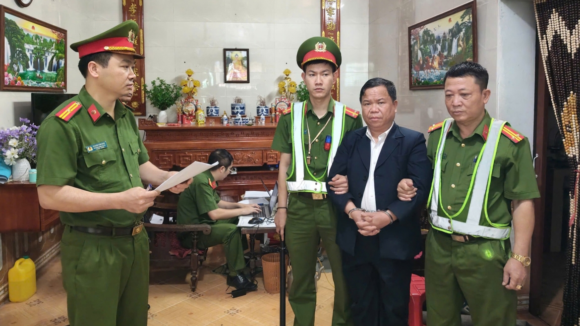 Cơ quan Cảnh sát điều tra Công an Thái Nguyên thi hành Lệnh khám xét khẩn cấp đối với Triệu Văn Quân