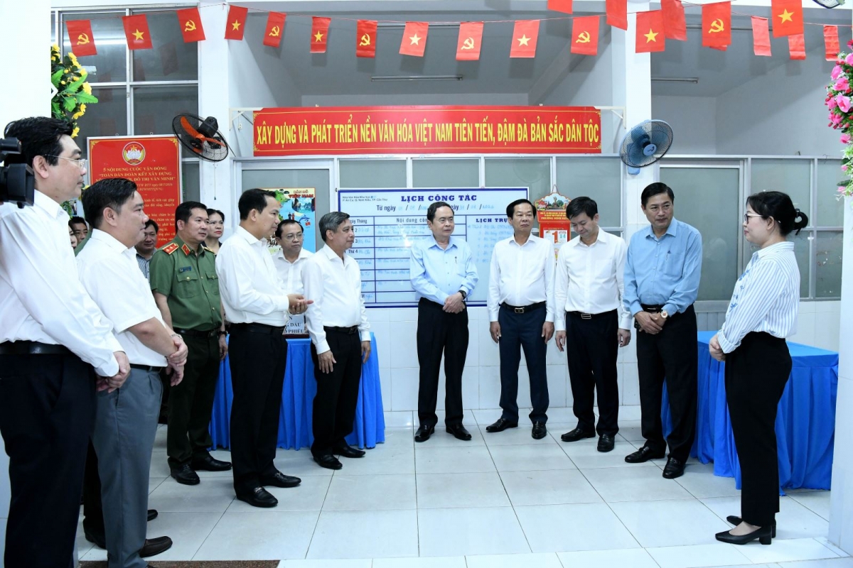 Chủ tịch Quốc hội, Chủ tịch Hội đồng Bầu cử quốc gia Trần Thanh Mẫn và Đoàn công tác khảo sát thực tế tại điểm bầu cử phường Ninh Kiều, TP Cần Thơ.